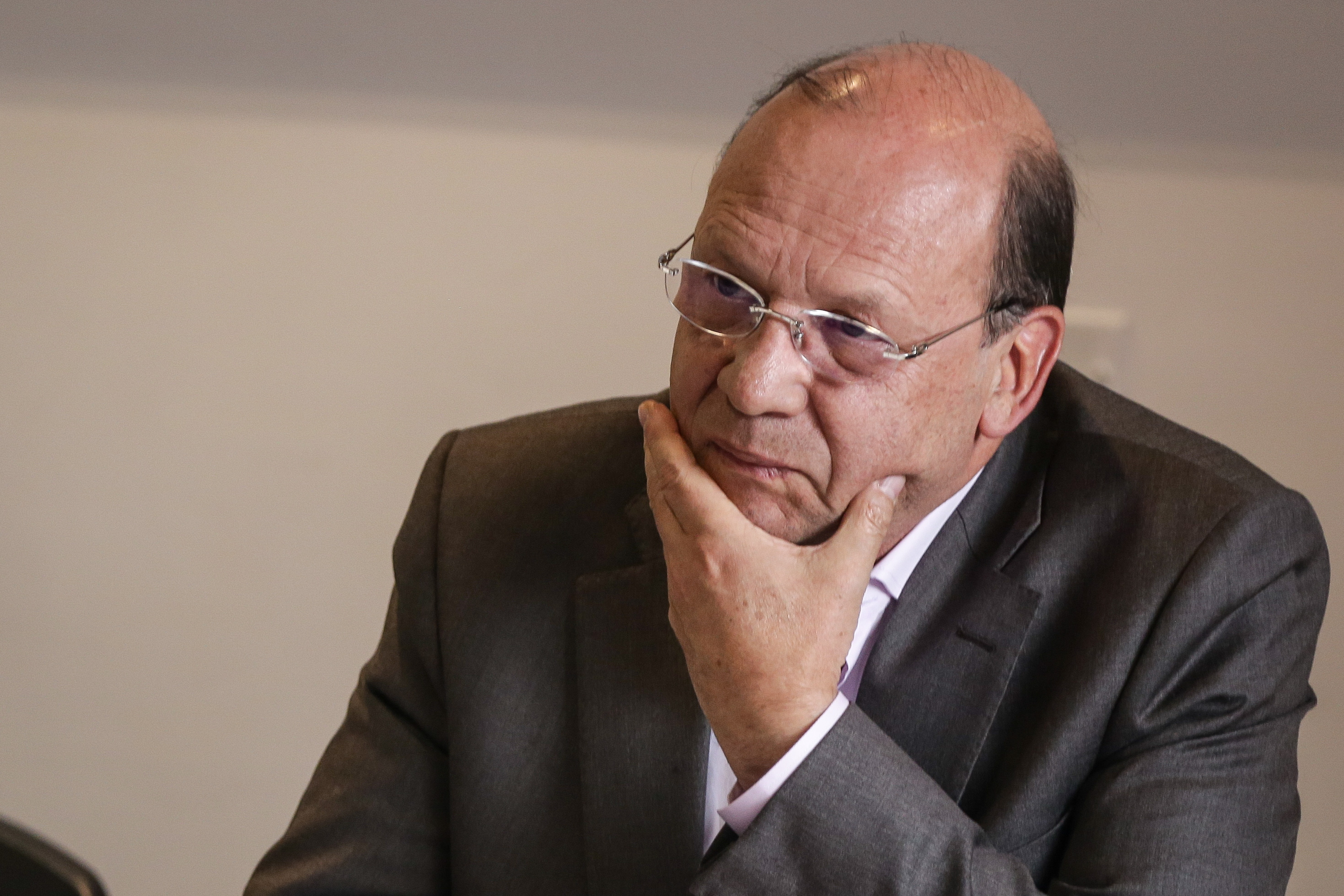 Fitch cuestiona ajuste fiscal y advierte vulnerabilidad económica
