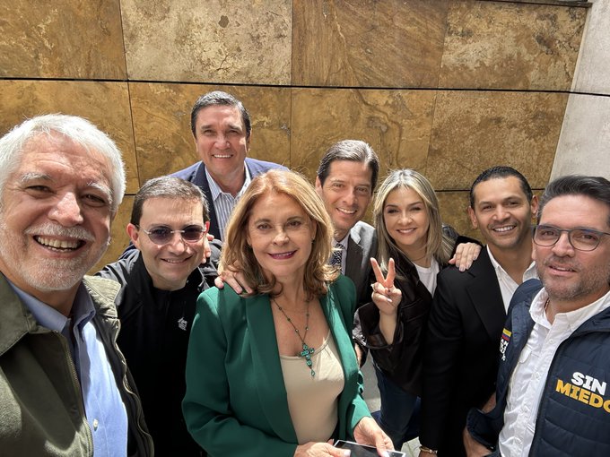 Sin un candidato único, la centro-derecha juega a perder elecciones