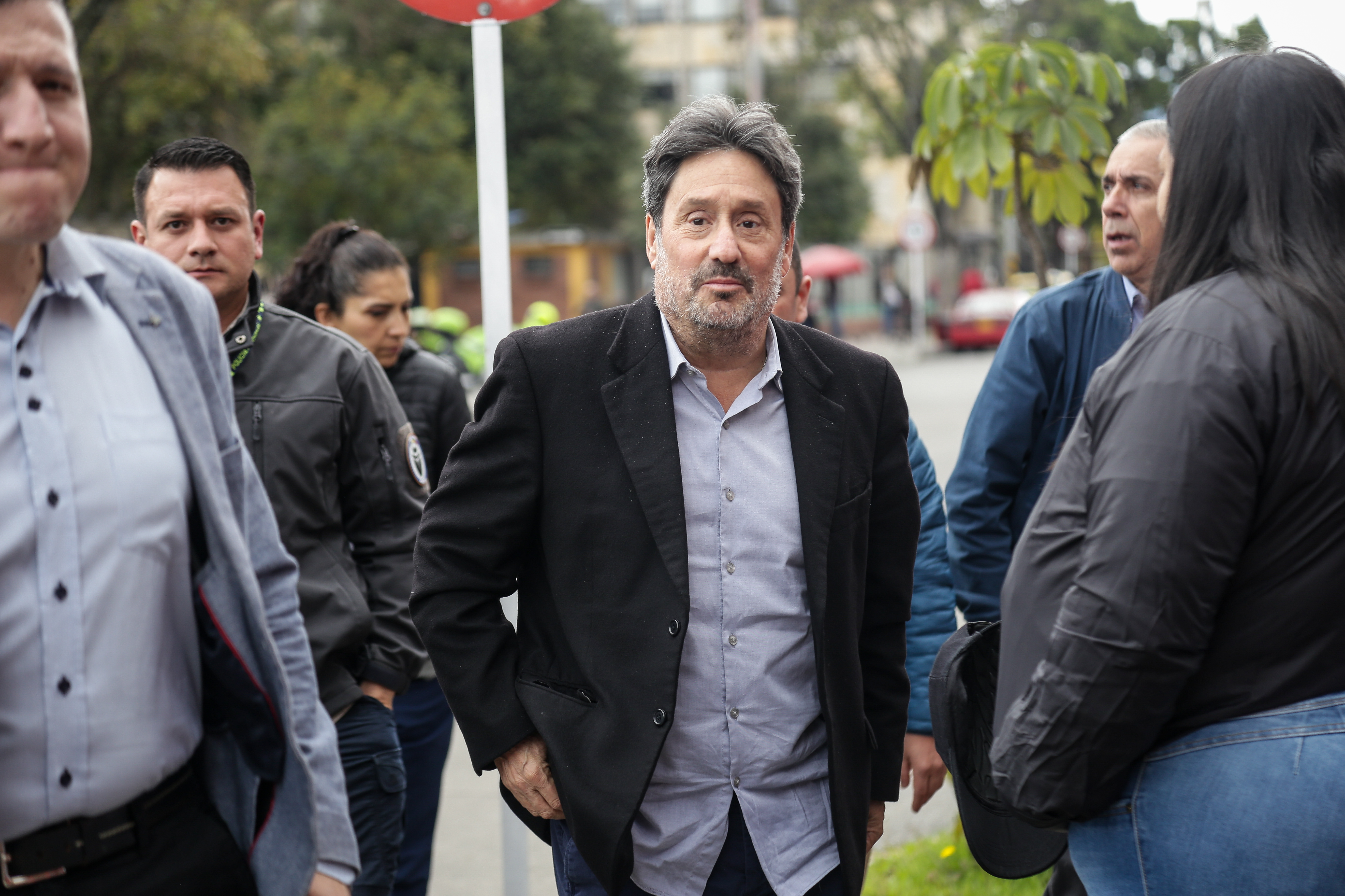 Pacho Santos acusa a Petro de gobernar por decretos y debilitar la democracia