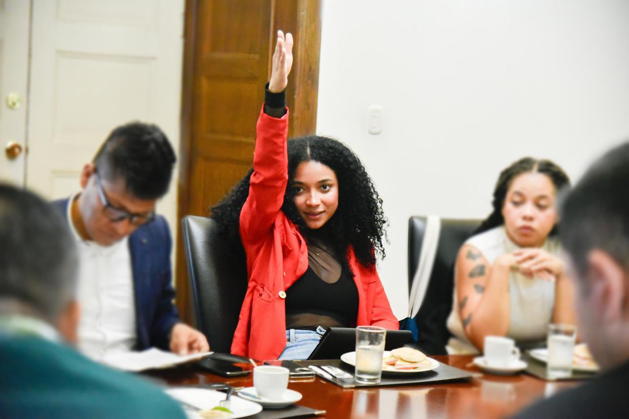 Cartel de diplomas golpea promesa meritocrática de Petro
