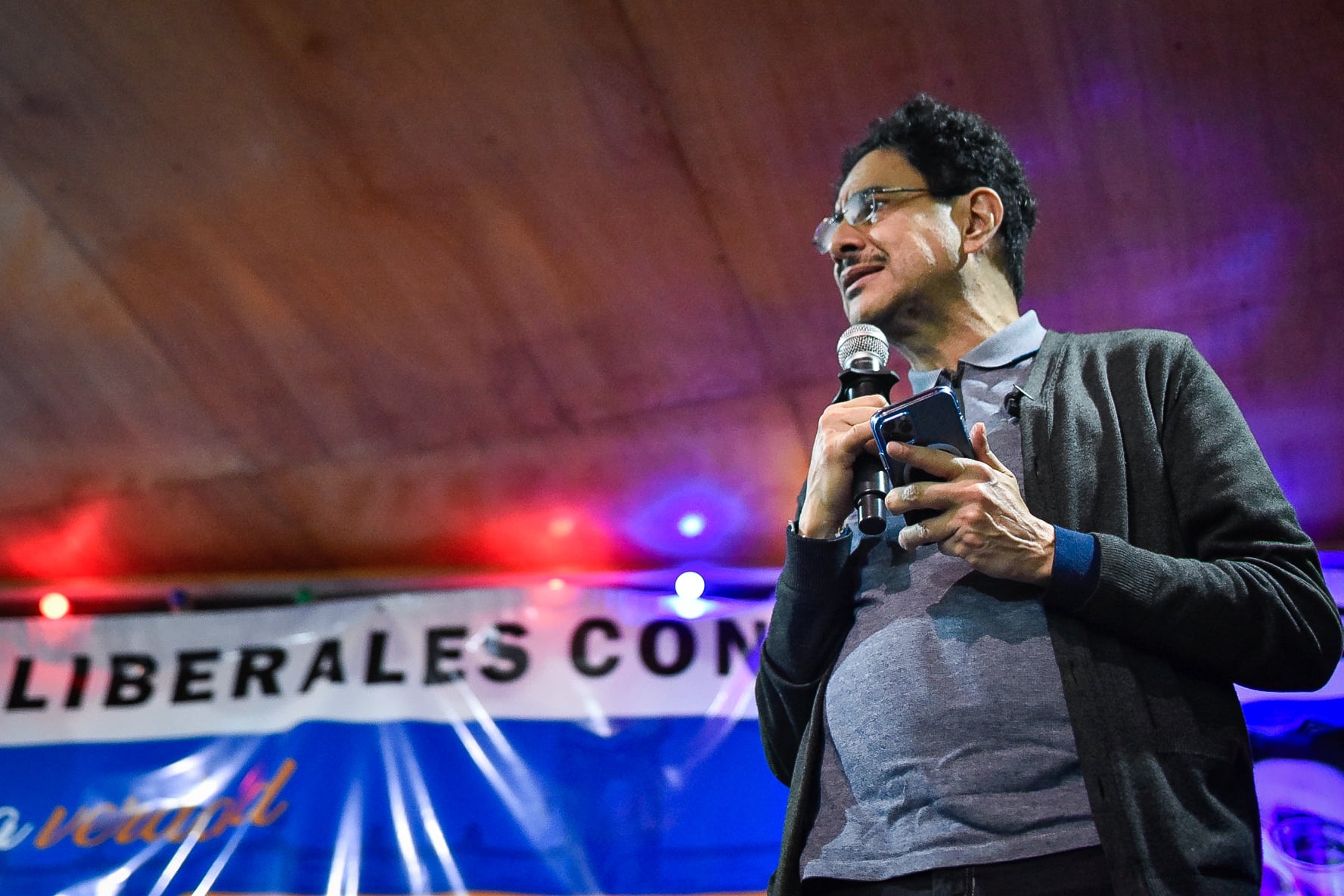 Cepeda sacude la campaña al denunciar ataques desde el poder